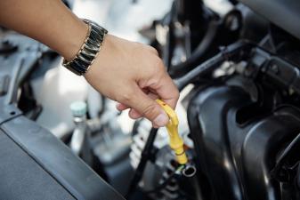 Quand et comment v&eacute;rifier le niveau d&rsquo;huile moteur ? 