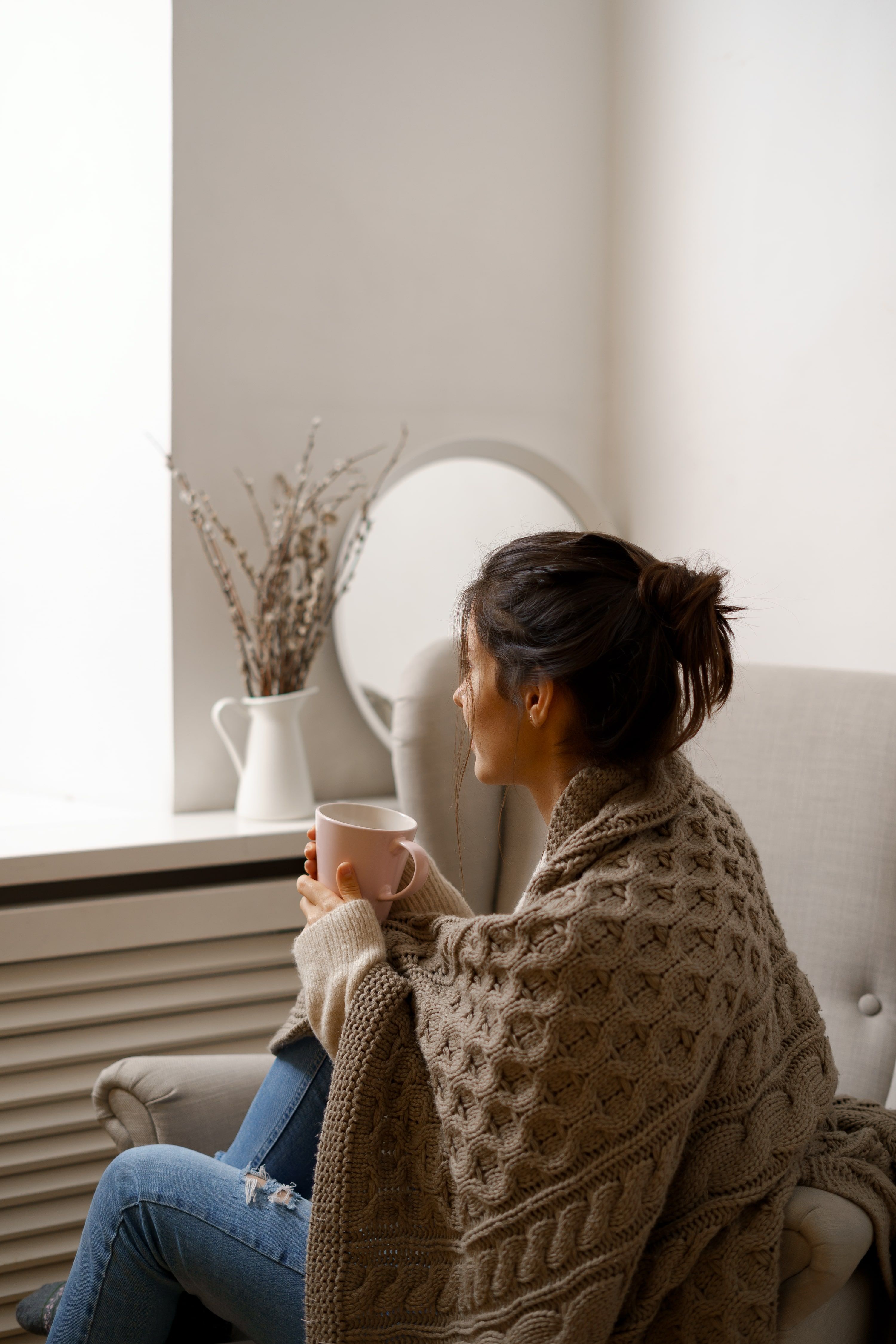 femme avec tasse chaleur intérieur 