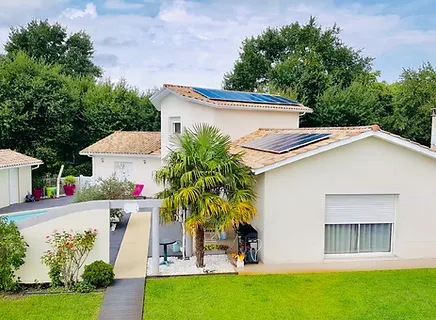 maison avec panneaux solaires