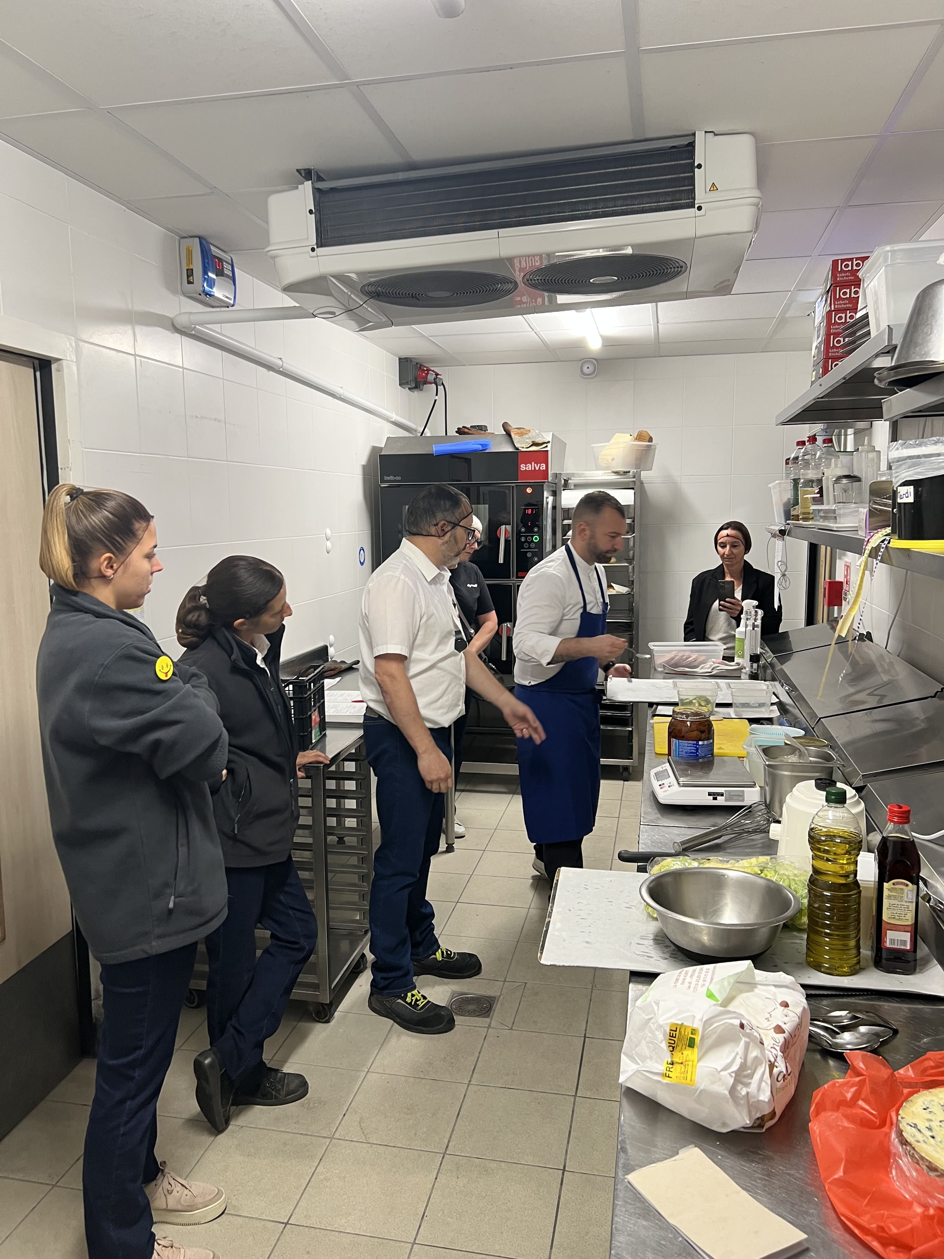 Chef Jordan Pertet et équipiers en station 